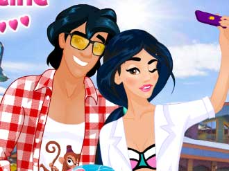 Play Couple Travel Selfie Thumbnail